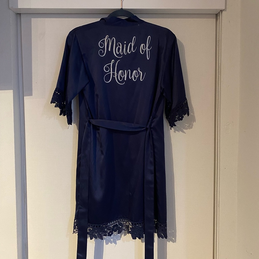 S/M MAID OF HONOR LUX SILK ROBE NAVY WITH WHITE LETTERING AND LACE DETAIL.